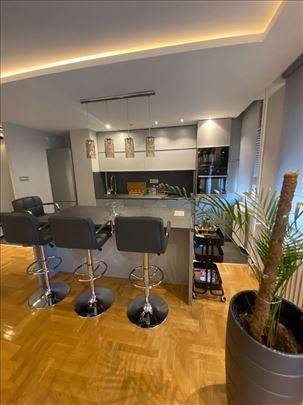 Prelep kompletno opremljen i renoviran stan N.Nase