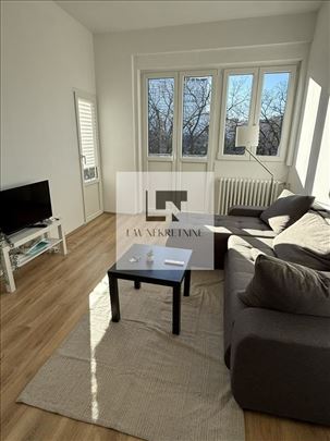 Prelep stan sa divnim pogledom