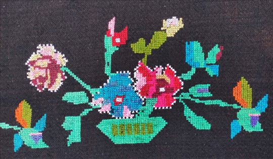 RETRO ETNO ZIDNJAK – Ručni vez na tkanoj vuni  Uni