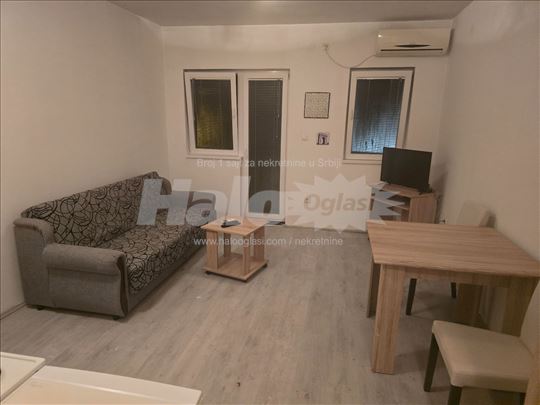 Borča-centar lep namesten stan,linije aut 95,96,85