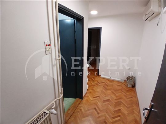 Izdaje se jednoiposoban stan u kući u Durlanu iskl