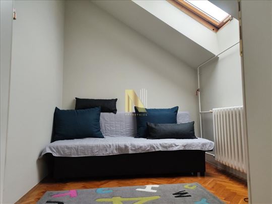 Izdaje se namešten trosoban dupleks stan na Keju –