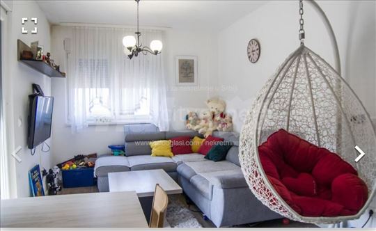 Izdajem nov trosoban namesten stan sa garazom