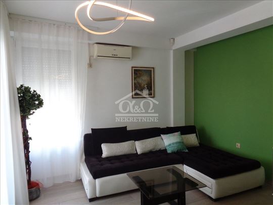 Izdajemo izuzetan četvorosoban stan u širem Centru