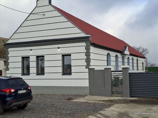 Karlovčić ,centar 200+42 ara kompletno adaptirana