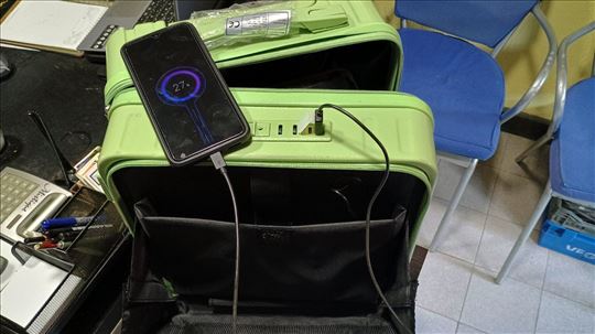 kofer sa opremom za punjenje telefona