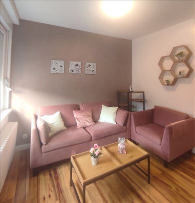 Luksuzan, moderan, namešten, 3,0