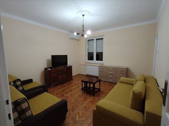 Mali salonac, centar, Ekonomski fakultet