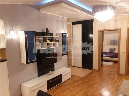 Zvezdara, izdajem trosoban stan