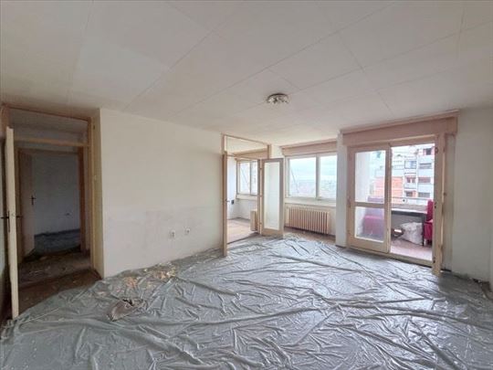 Blok 45 stan za renoviranje 