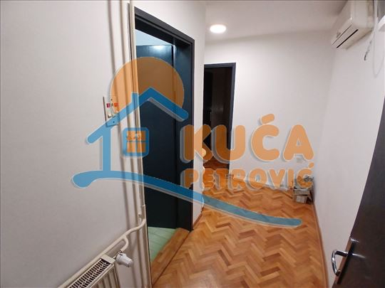 Izdaje se jednoiposoban stan u kući u Durlanu iskl