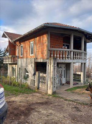 Kuća u naselju Ilićevo, Kragujevac - 205 m2, dvori