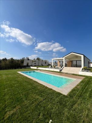 Moderna kuća na Kosmaju sa bazenom