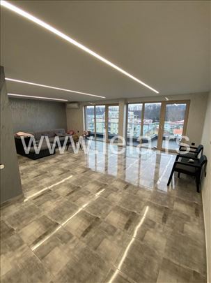 Stan od 133m2 sa dve garaže