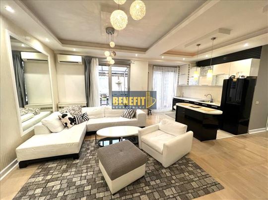 Stan sa baštom 77+45m2