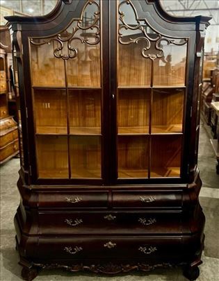 Stilska trbušasta vitrina