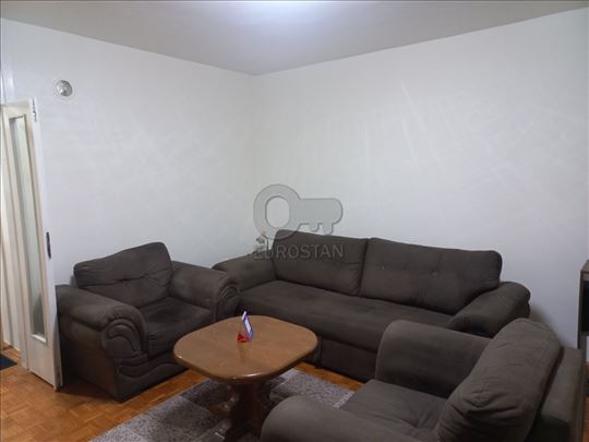 Uknjižen, odmah useljiv