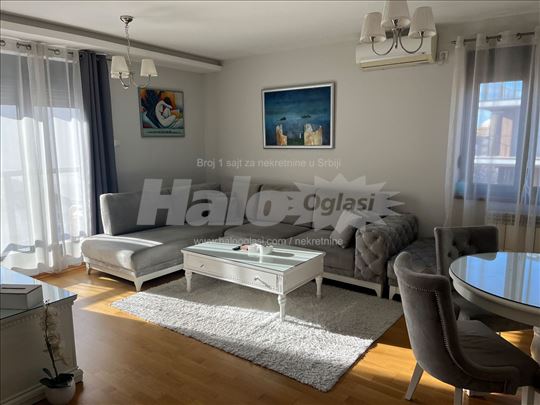 Lux stan sa garaznim mestom