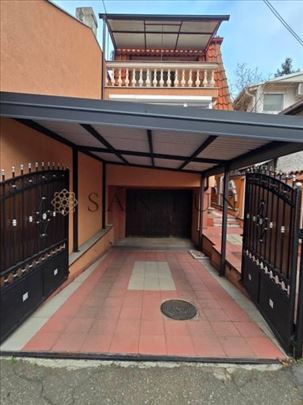 Kuća sa dva odvojena stana