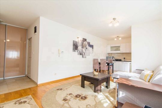 Namesten stan 42m2 parking mesto u centru Zlatibor