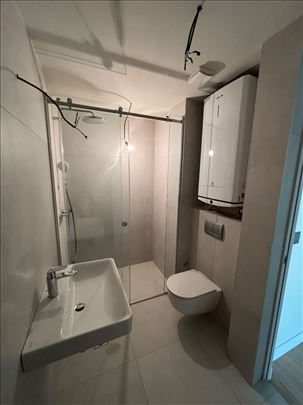 Novo - lavabo sa slavinom i wc šolja