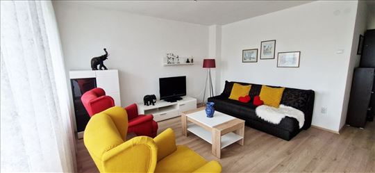 Renoviran, namesten dvosoban stan na Limanu 2