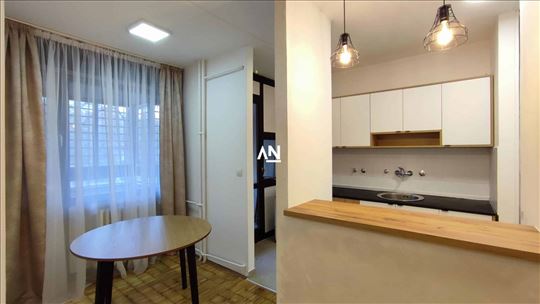 Energoprojekt zgrada. Upravo renoviran. Opremljen.