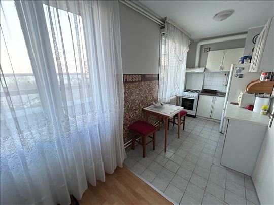 Izdavanje, Karađorđev trg 53m2 