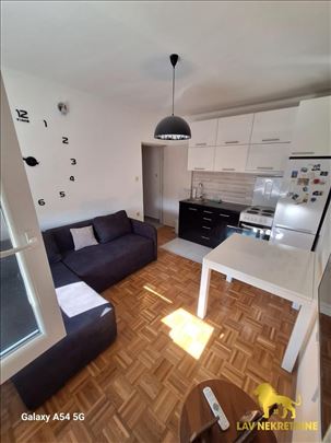 Nov, namesten jednoiposoban stan, Adice