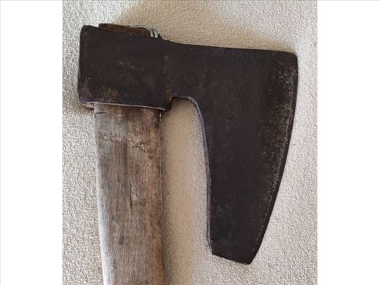 Srpska kovana za cepanje drva sa drvenom drškom 