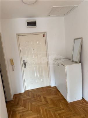 Svetao stan 49m2 , dve spavace sobe