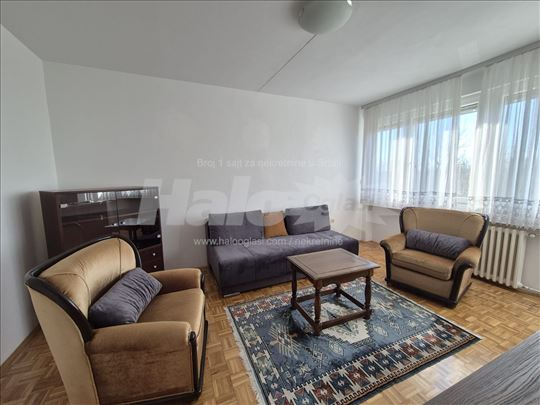 Komforan trosoban stan nadomak reke Save