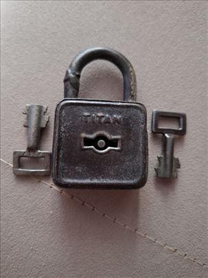 Stari katanac TITAN sa dva ključa 