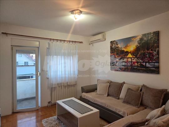 Izdaje se 1.5 stan  namešten preko puta Granda.