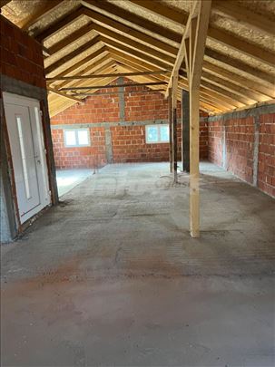 Izdaje se magacin 110 kvadrata najam renta