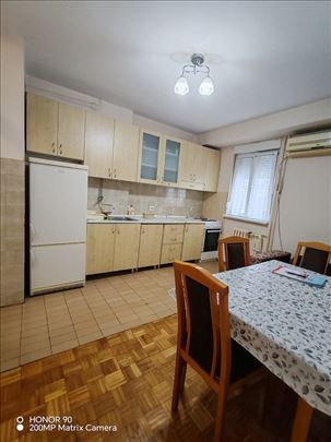 Jednoiposoban, uknjižen sa velikom terasom