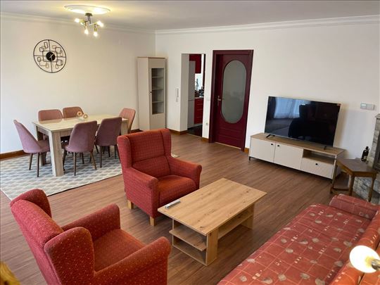 Komforan namešten stan na Altini 