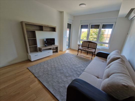 Nov 2.0 namešten, parking