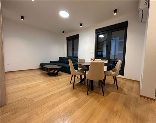 Nov, neuseljavan, 2.0, garažno mesto!