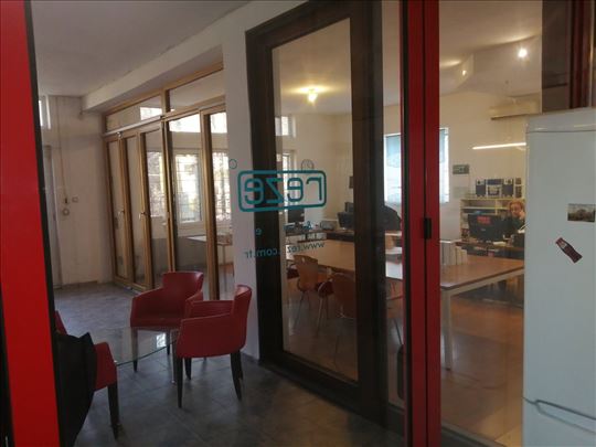 Poslovno-stambeni objekat u Surčinu 