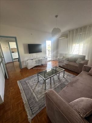 Prodaje se komforan i svetao stan. 67 m2 i podrum.