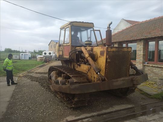 Buldozer tg 140 u delovima