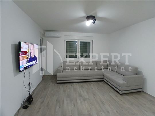 Izdaje se dvoiposoban stan u blizini crkve Sv. Pan