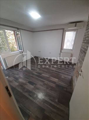 Izdaje se jednoiposoban nenamešten stan na Palilul