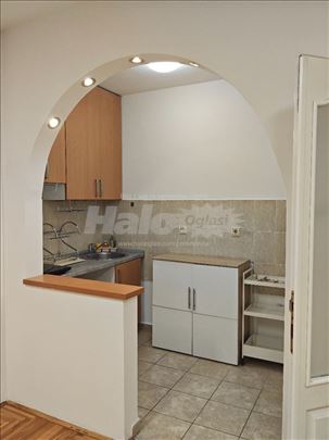 Prostran dvosoban stan na Telepu 