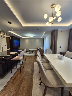 Centar nov lux 116m2, garažno mesto