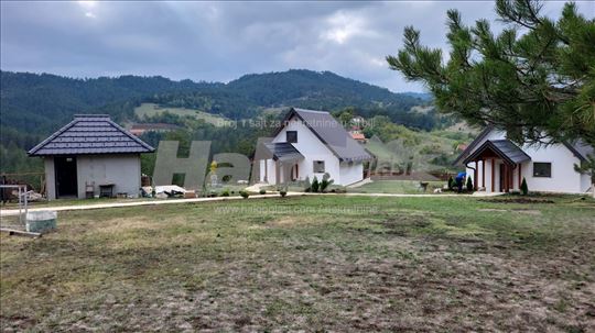 Na prodaju 2 novosagradjene vikendice,plac 23a