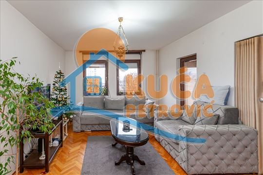 Troiposobni stan 71m2 na Bulevaru Nemanjića