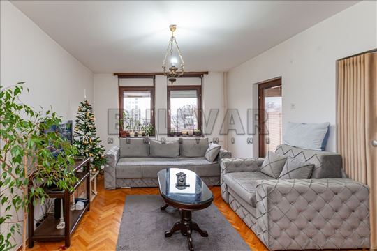 Troiposobni stan 71m2 na Bulevaru Nemanjića