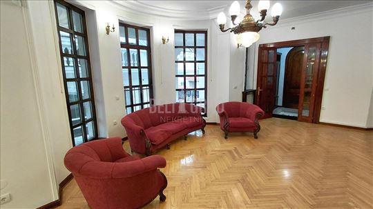 Dedinje, Serdar Jola, luks vila u rezidencijalnoj 